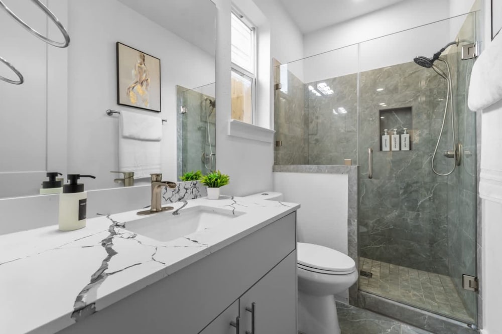 Perfect Houston Group Stay for 12 With 6 Beds 6 Baths