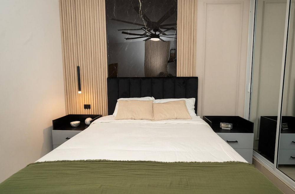 Dream Stay - Pool & Gym - 10min Airport & Homs