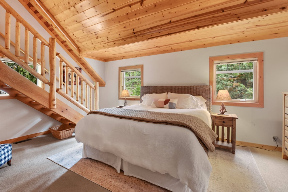 Tucked Inn Tahoma view 4