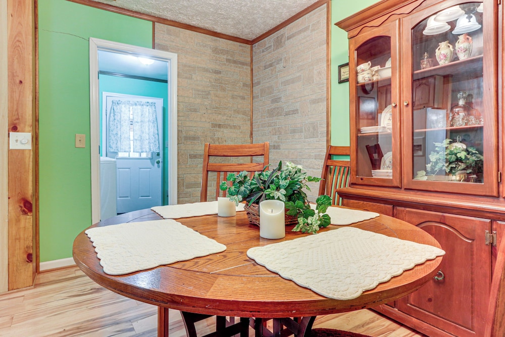 3 Mi to Potomac River: Remote Cabin in Springfield