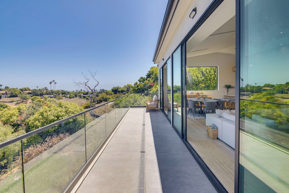 1 Mi to Point Dume: Mtn-view Escape w/ Patio!