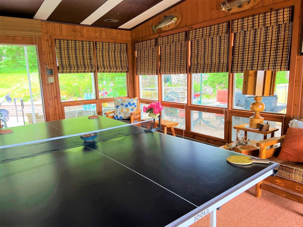 Retro Spacious Cottage - Somewhere in Time