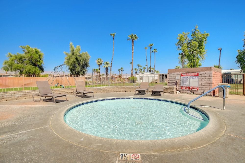 Golf Course On-site: Peaceful Condo in Palm Desert