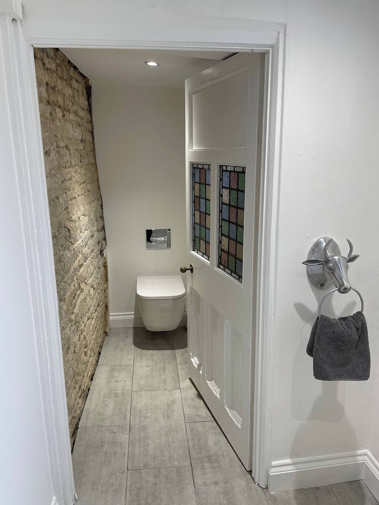 Cottage on High Street, own Parking and EV Charger