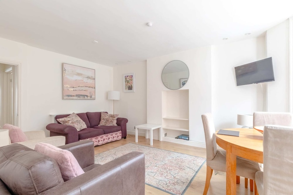 Beautifully Presented 2BD Flat W/patio- Kensington
