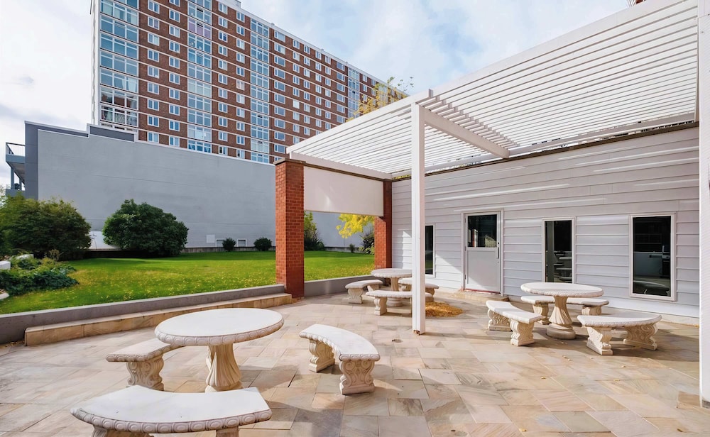 Stylish Downtown Condo near Rogers Place | Parking, Gym, Balcony & Kitchen