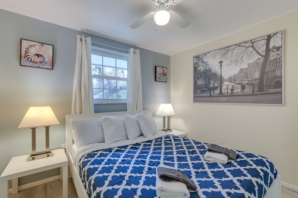 Englewood Apartment w/ Shared Pool: 1 Mi to Beach