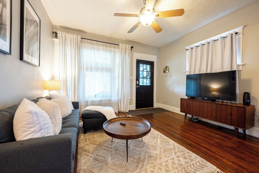 Spacious Duplex for 14 in Downtown