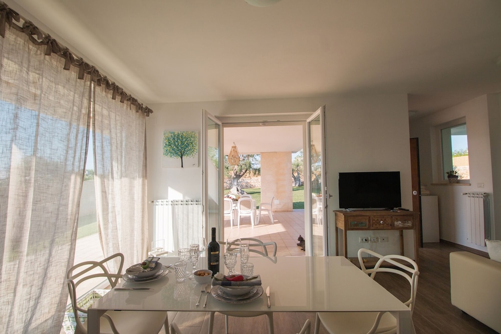 TD Villa Patrizia Pool & Alfresco Kitchen view 4