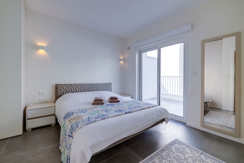 Stunning 3BR Apartment With Marina Views photo 4