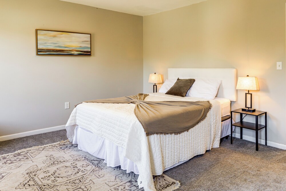 6 Mi to Downtown Cincy: Group-friendly Townhome!