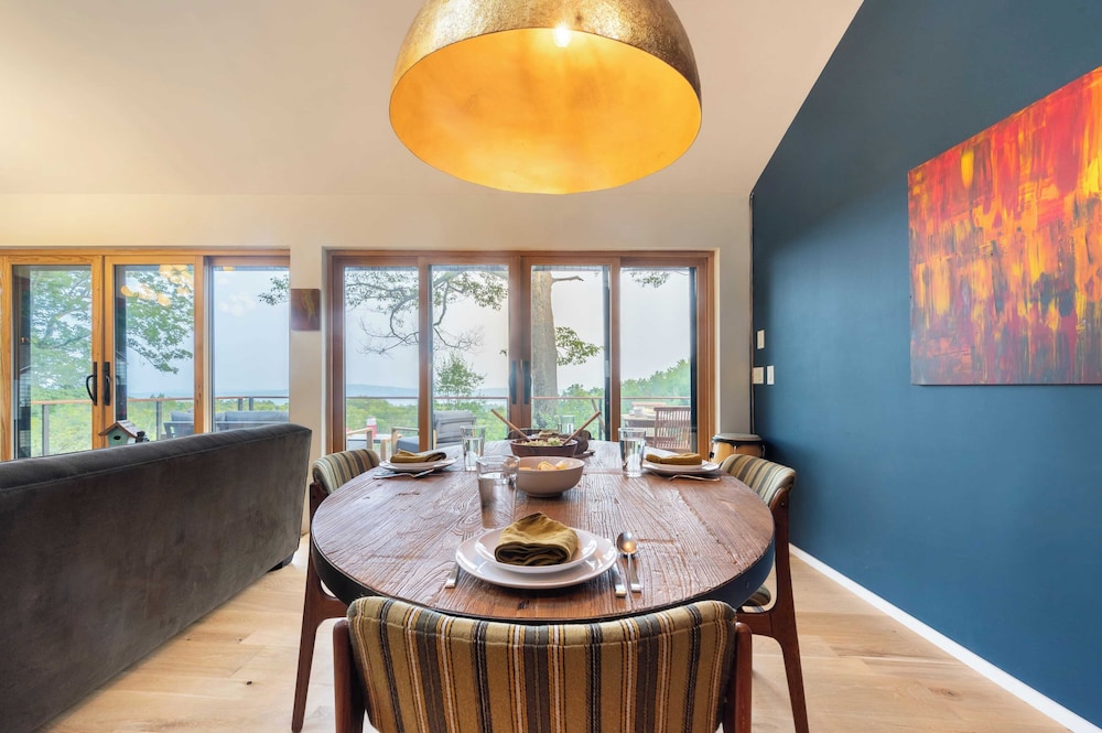 Modern Catskills Escape w/ Open Living, Steam Shower, Fireplace & Hot Tub w/ Mountain Views, Minutes From Woodstock & Trails Suncliff Vista