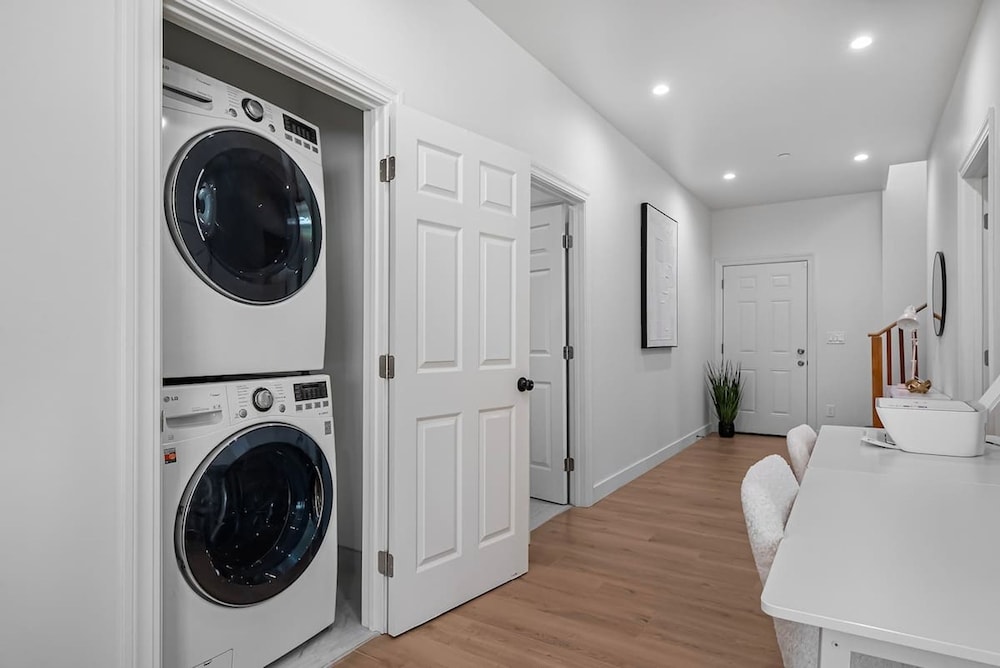 Massive 8BR Home in Hayward With AC Free Parking