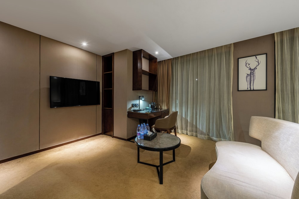 CNHOL RADIENT HOTEL