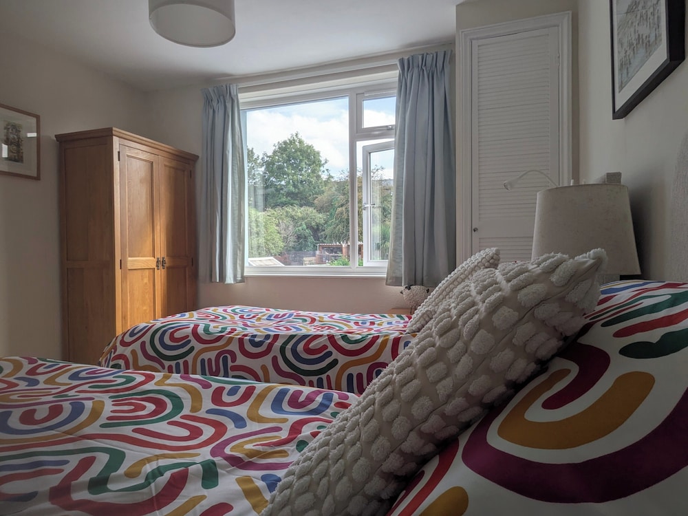 Cherry View House. 3-beds - Sleeps up to 8, Garden & Parking. Short Stays of all Types Welcome