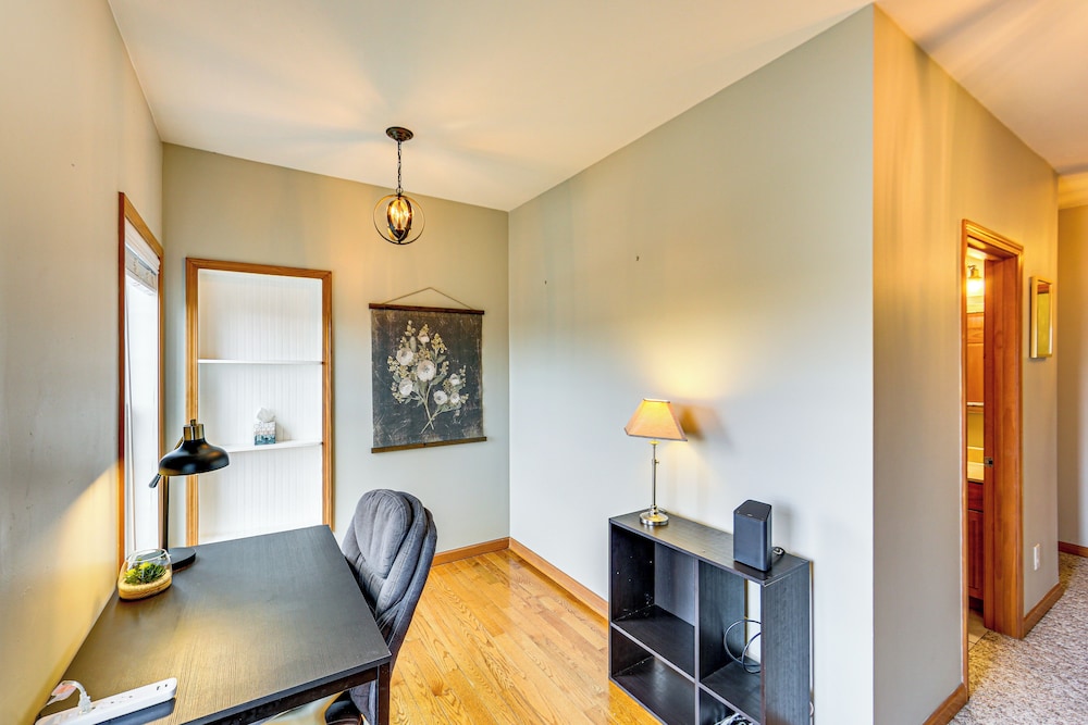 2 Mi to Market Sq! Row House w/ Dedicated Office
