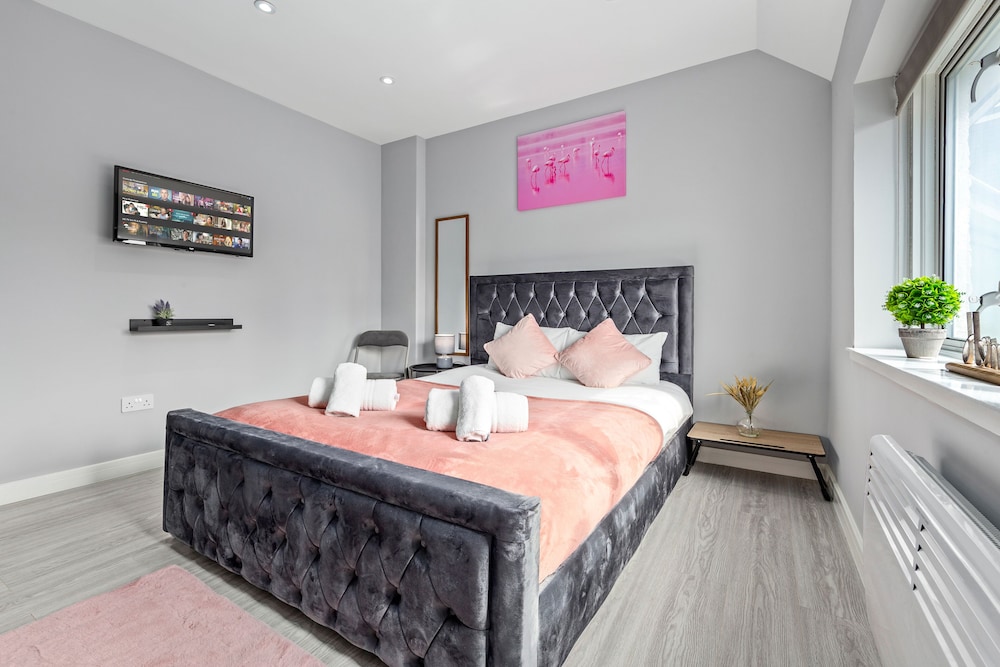 Spacious Ensuite Room Feltham Heathrow London Tw13 view 4