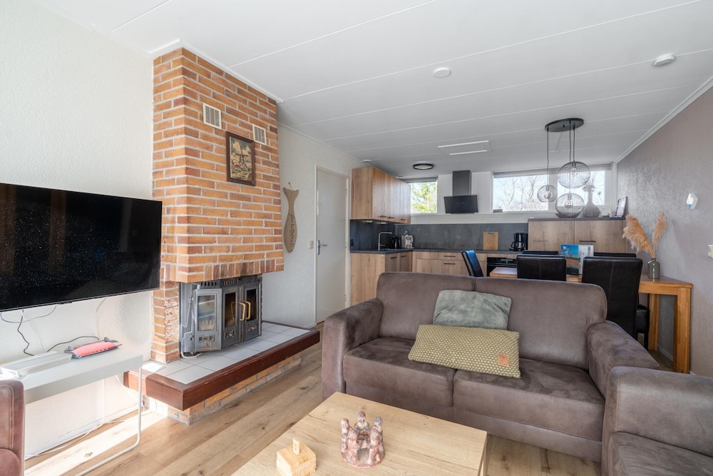 Tastefully Furnished Detached Bungalow for 5 People