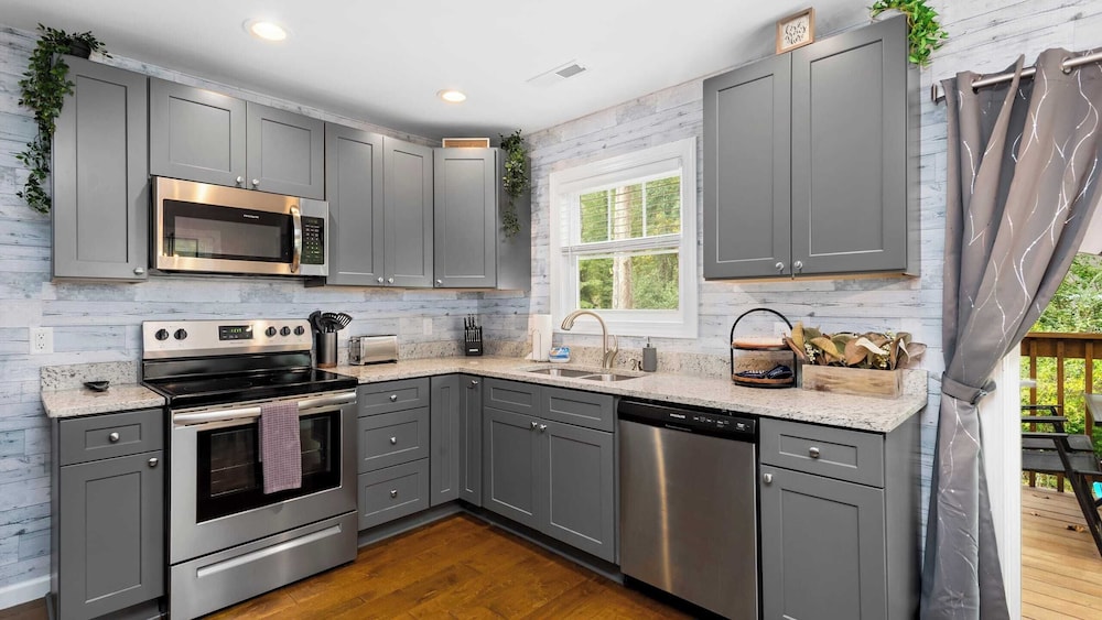 10 Townhomes, Sleeps 89 6 Mins to DT Asheville Sycamore Cove by Avantstay