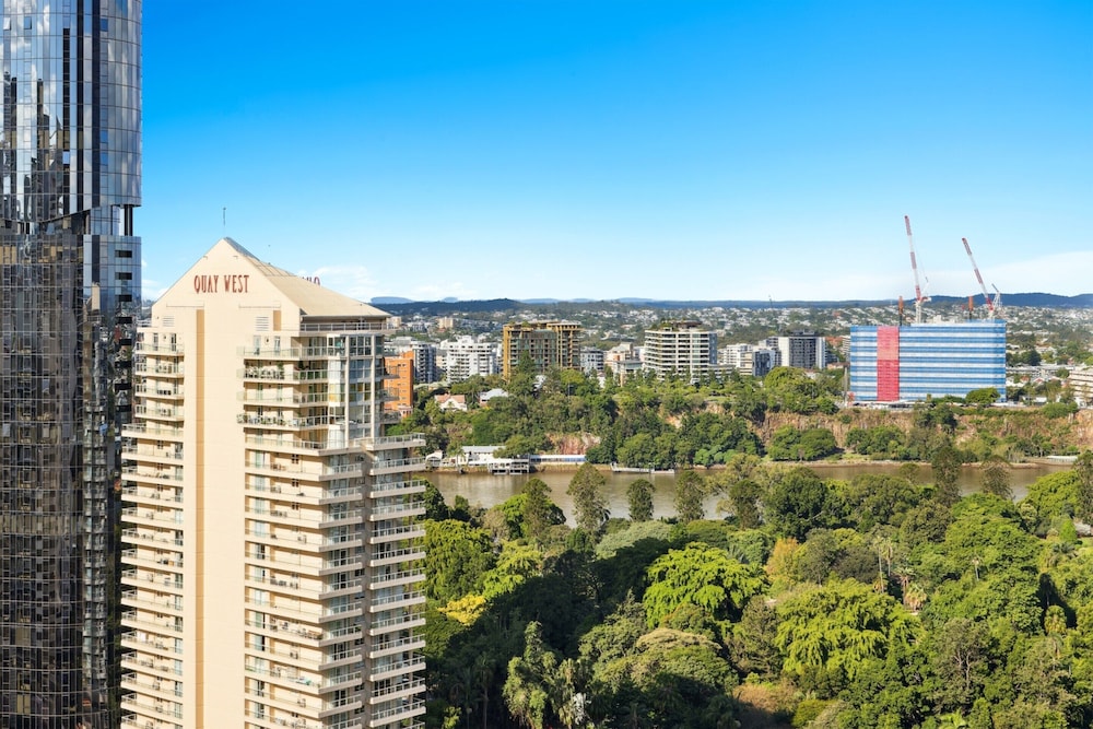 Brisbane 1BR With Pool, Spa, Sauna and Balcony