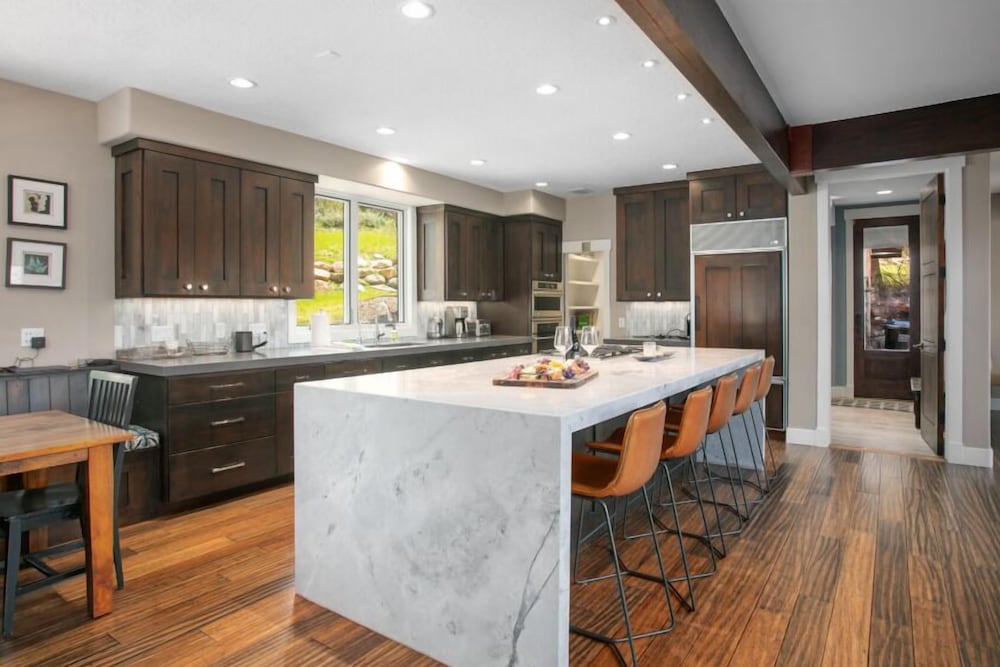 2540 Queen Esther Dr - 5 Bedroom Home with Spa 5 Home
