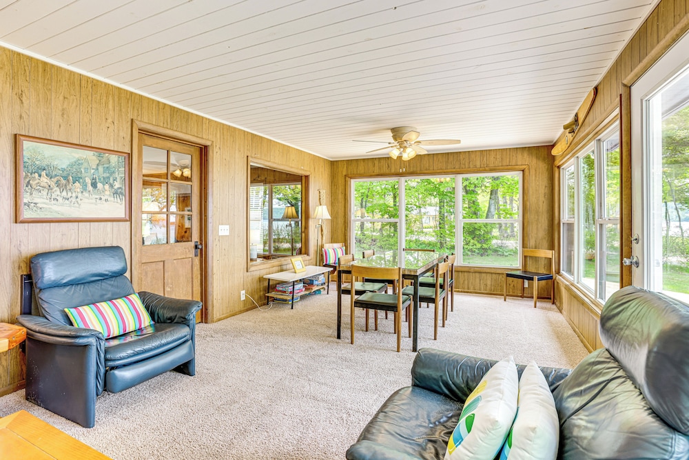 Autumn Escape on Glen Lake: Waterfront Cottage!