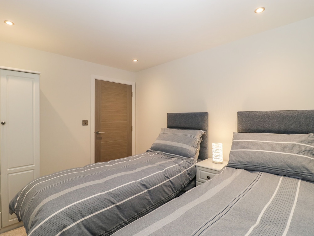 Flat 2, 38 Preston Road