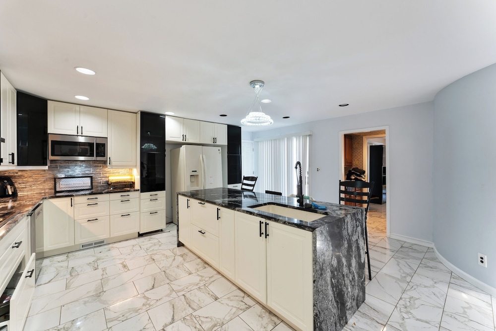 LUXURY BAY SHORE HOME