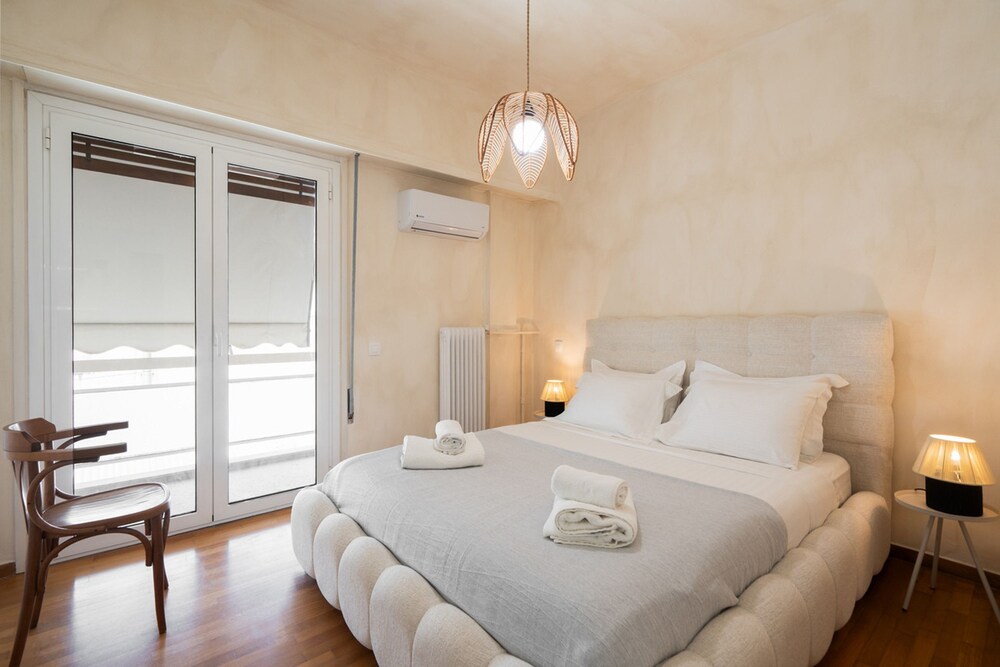 LIV - Artistic Rooftop Apartment in Pagrati