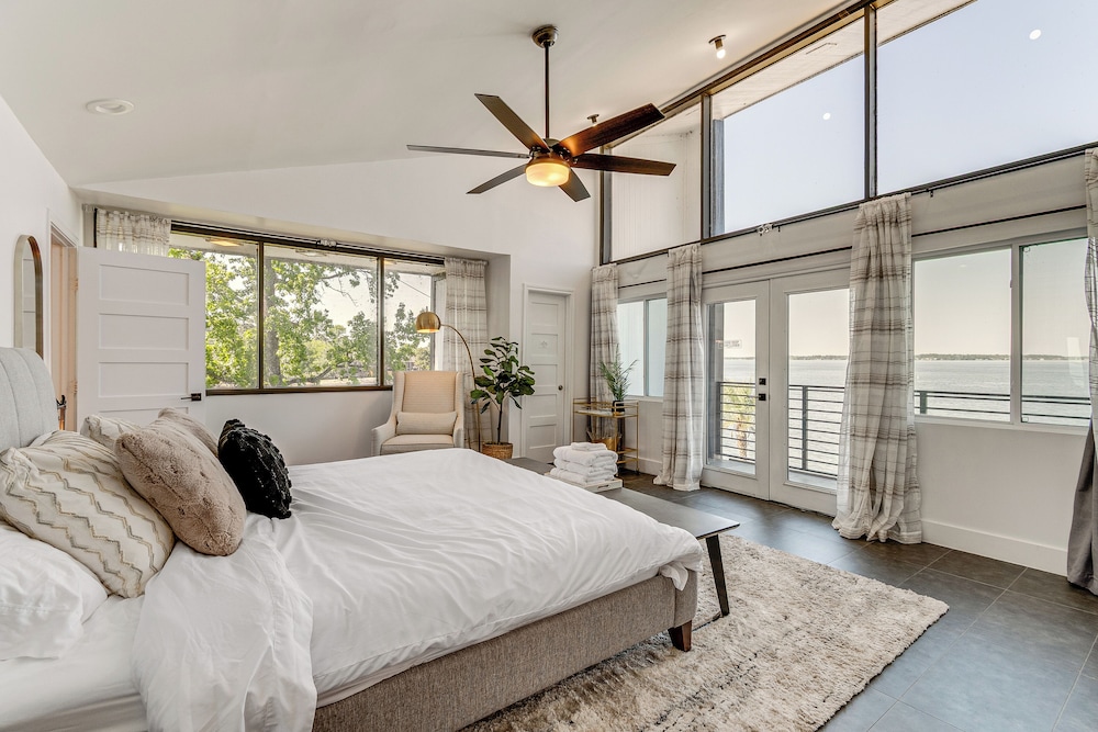 Luxe Family Gem in Montgomery: 'the Lake House!'