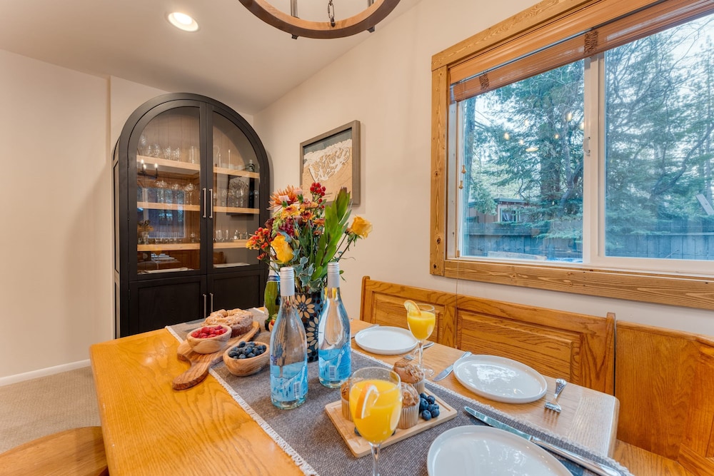Westlake Cabin by Avantstay Hot Tub Near Skiing Walk to Restaurants Lake