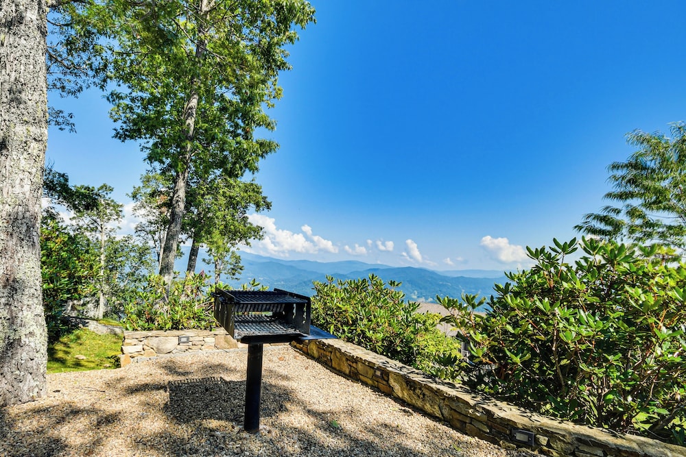 Condo w/ Private Balcony 6 Mi to Pisgah NF!