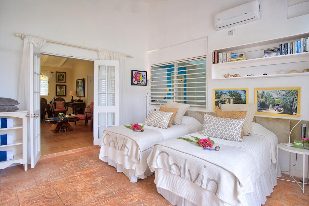 Dreamin Villa - 3 B R Beachfront w Staff