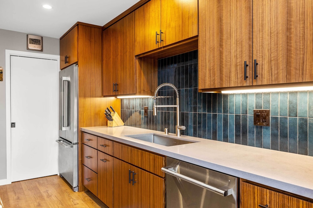 Private Pool & Large Deck: Modern Cotati Villa!