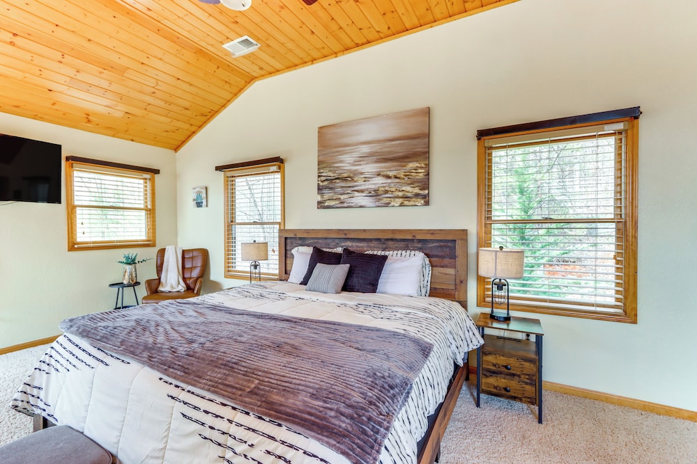 5 Mi to Cherokee Lake: Pet-friendly Cabin w/ Deck!