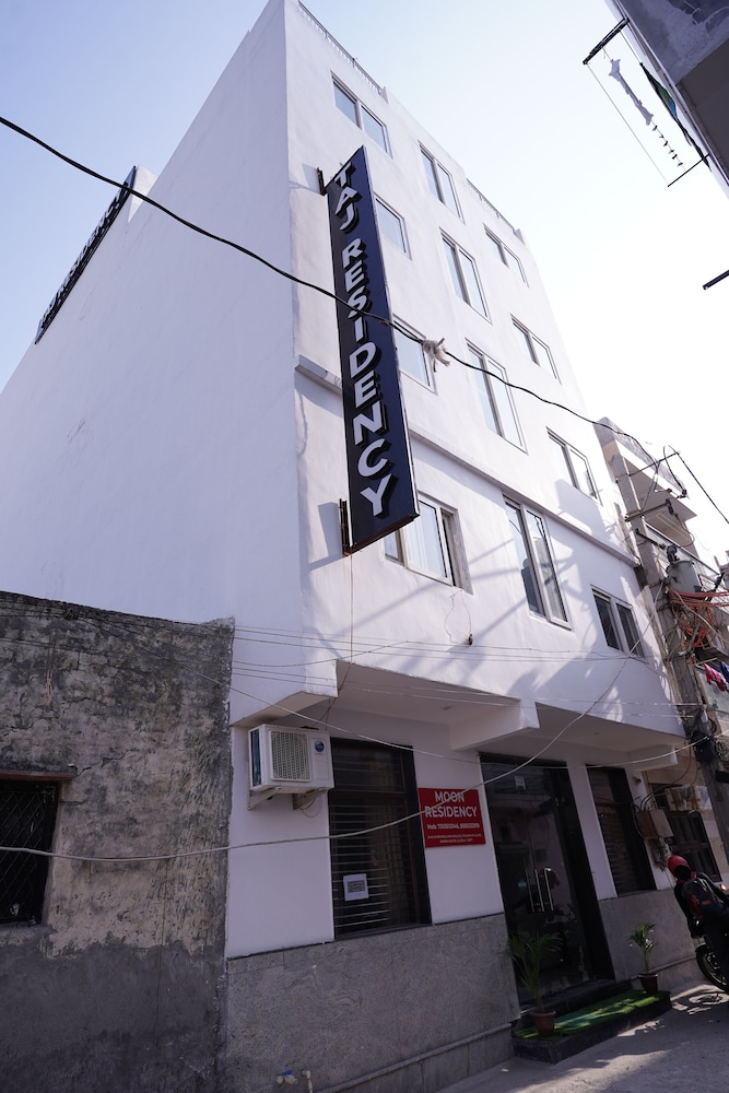 Hotel Moon Taj Near Yashobhoomi
