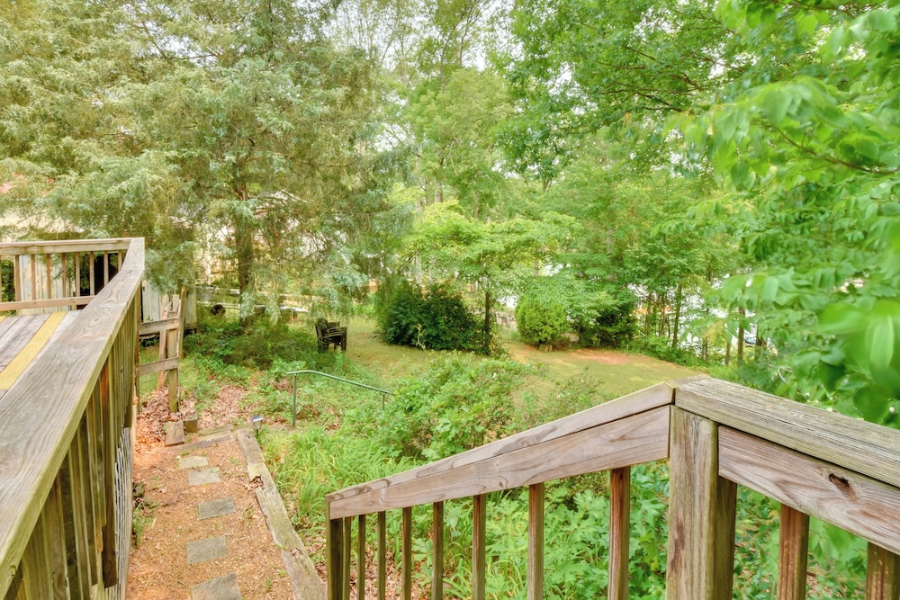 Waterfront Cabin w/ Private Dock on Lake Hartwell!