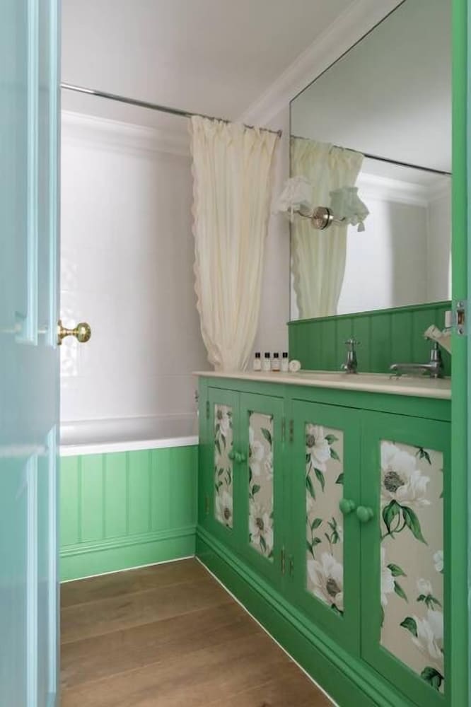 Westbourne Park Road Xvii by Onefinestay