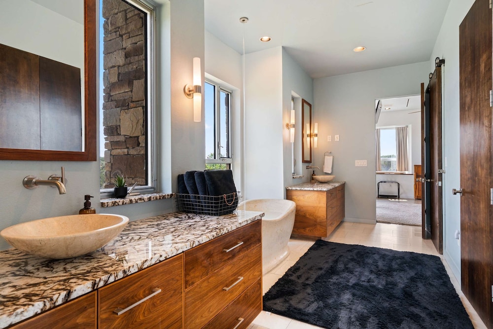Luxury 7BR Hill Country Gem With Barndominium