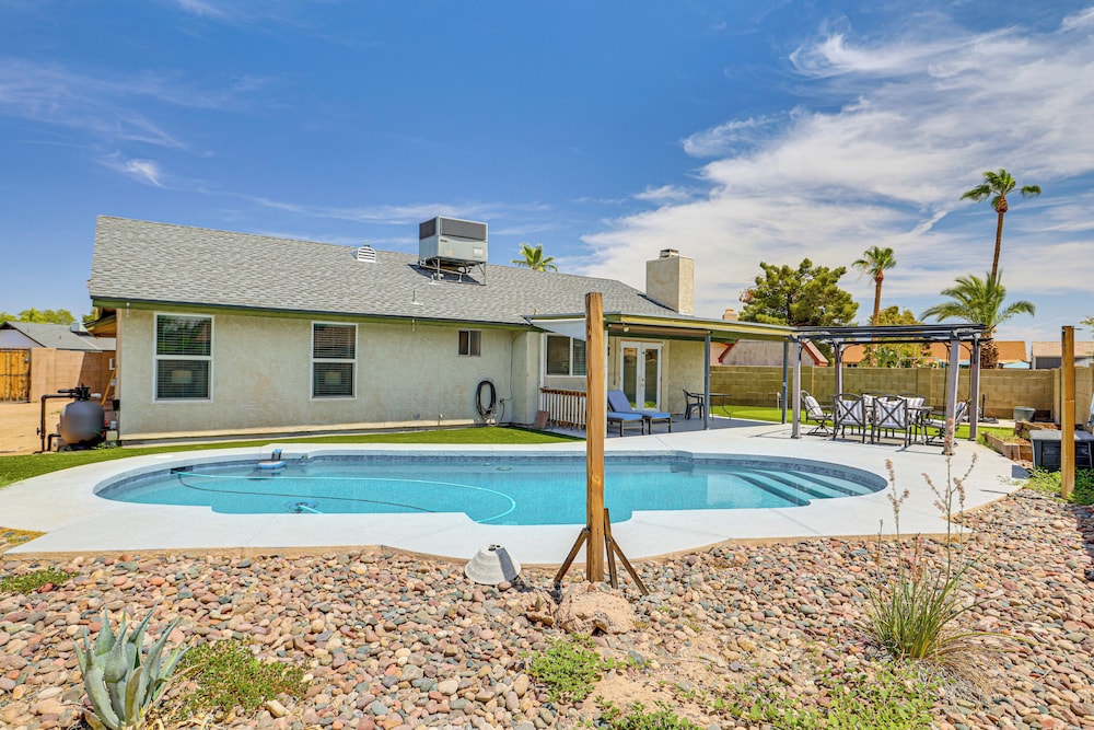Welcoming Retreat w/ Pool & Patio in Peoria!