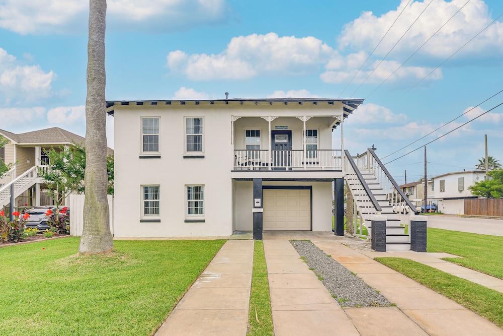 < 1 Mi to Beaches: Galveston Retreat w/ Patio!