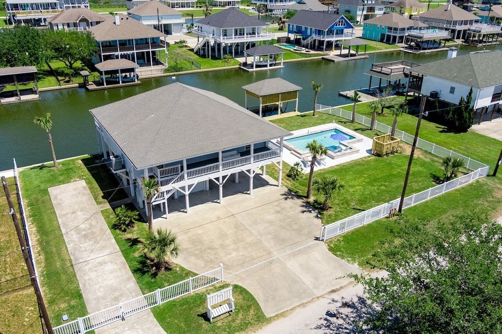 Bolivar Slam 3 Bedroom Home by RedAwning