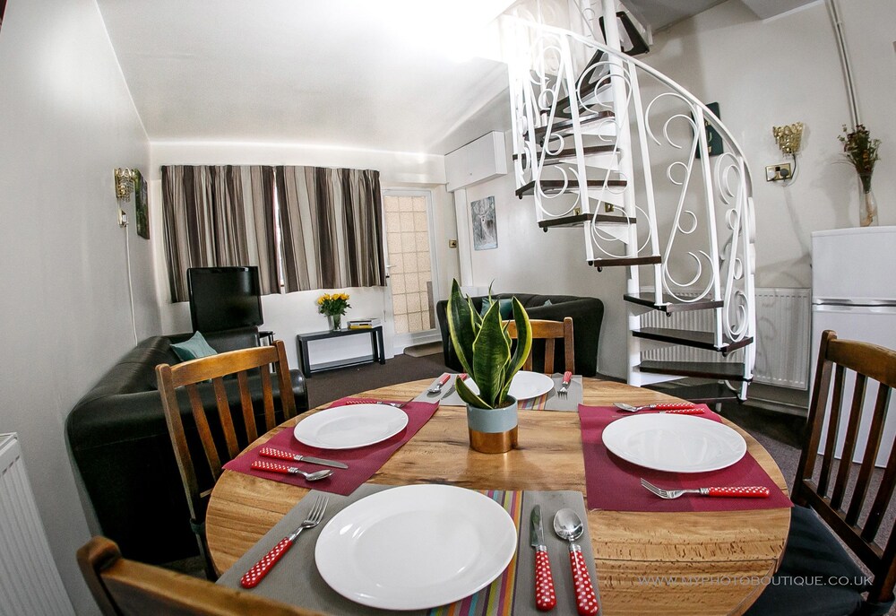 West Drayton Vacations - Aziz Manzil - Property Image 6
