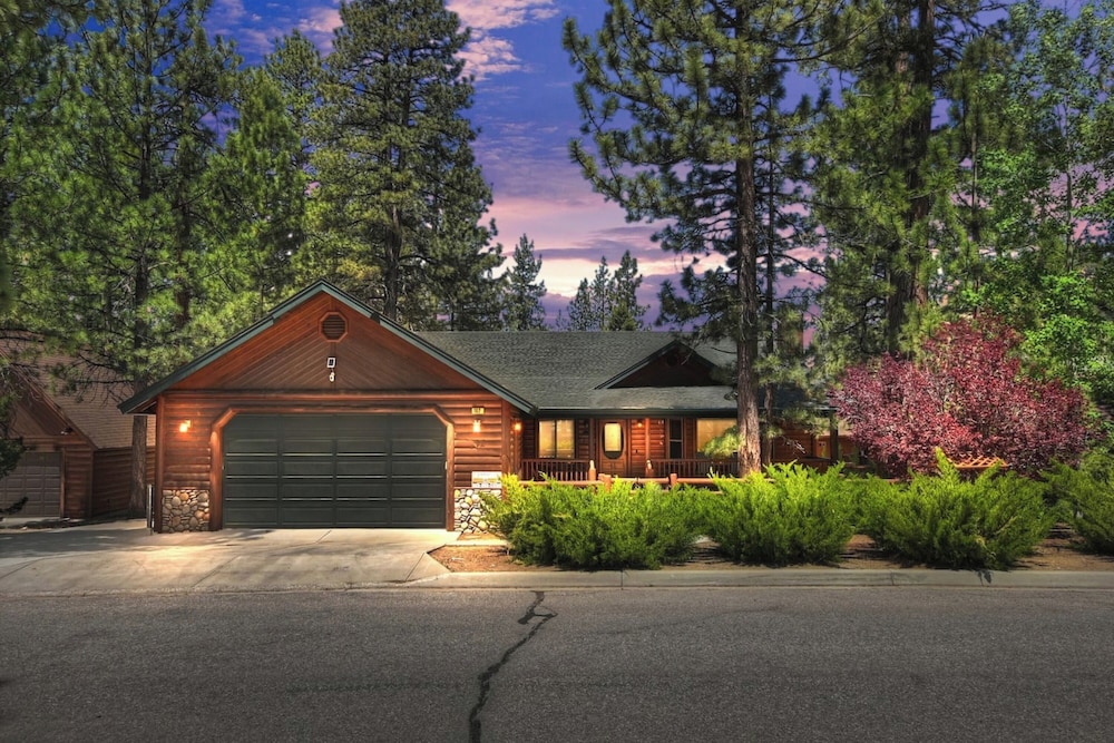 Teakwood Cozy Wood Cabin with Fireplace
