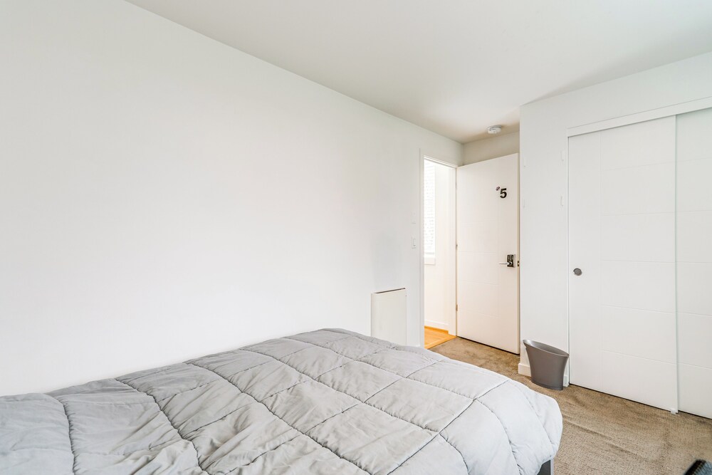 Walk to UW: Townhome w/ Rooftop Patio!