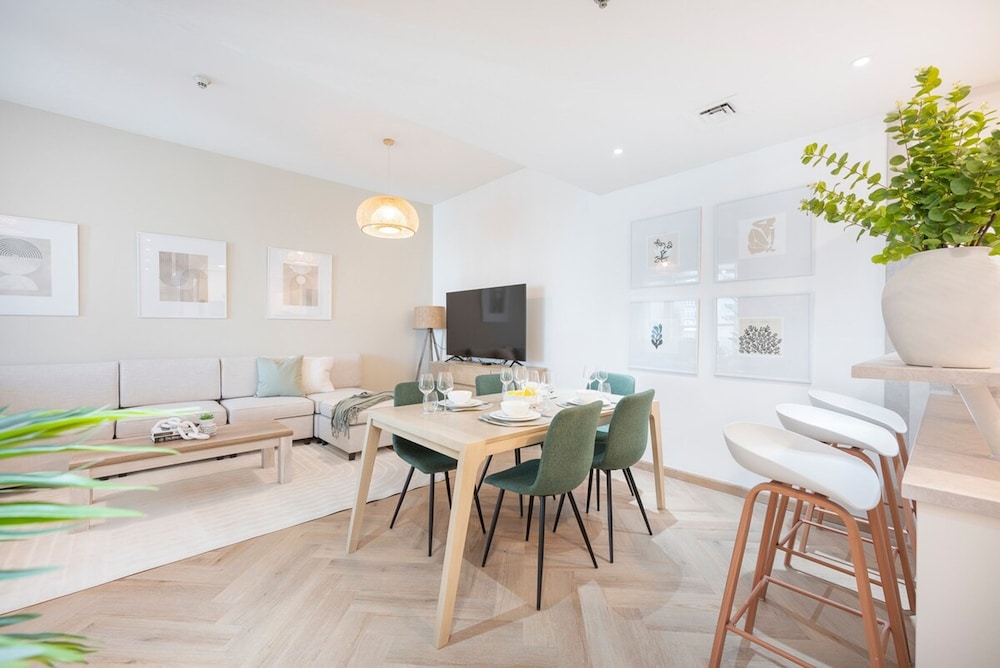 Cozy 1-bedroom Apartment for 4 in Dubai Marina