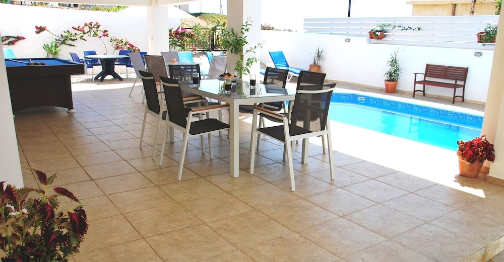 Villa Only 50m To The Sea, Sleeps 12, Polis