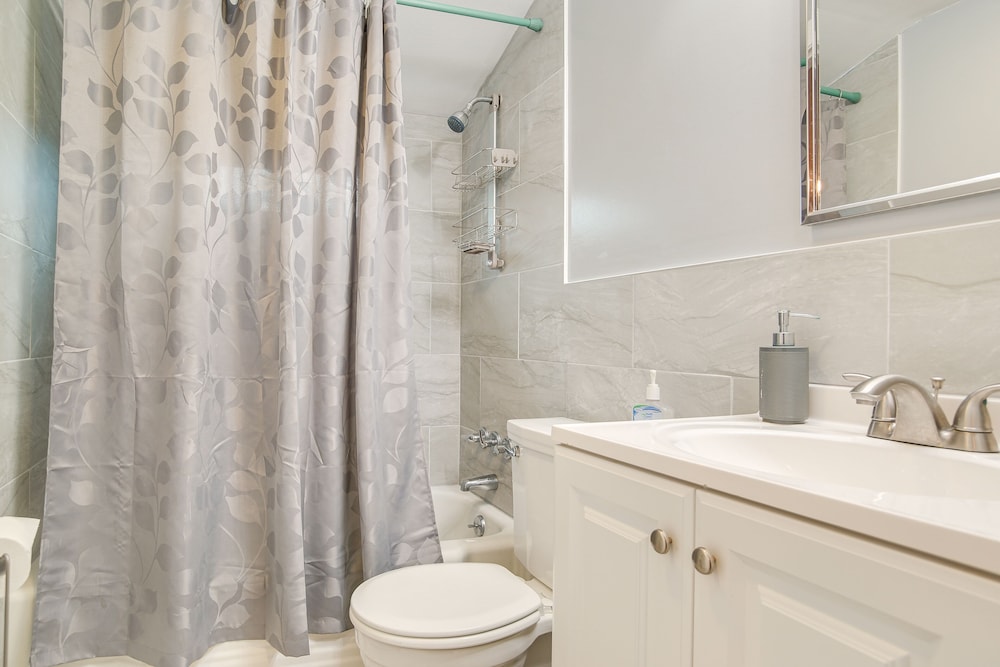 1 Mi to Windmill Beach: South Yarmouth Apt!