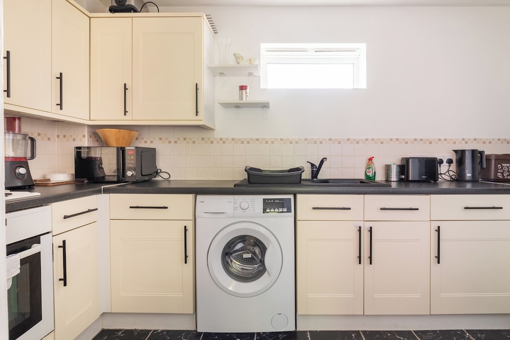 Charming Cosy Coach House in Fishponds, Bristol view 2