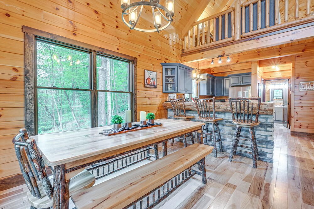 15 Mi to Hocking Hills: Secluded Cabin w/ Hot Tub